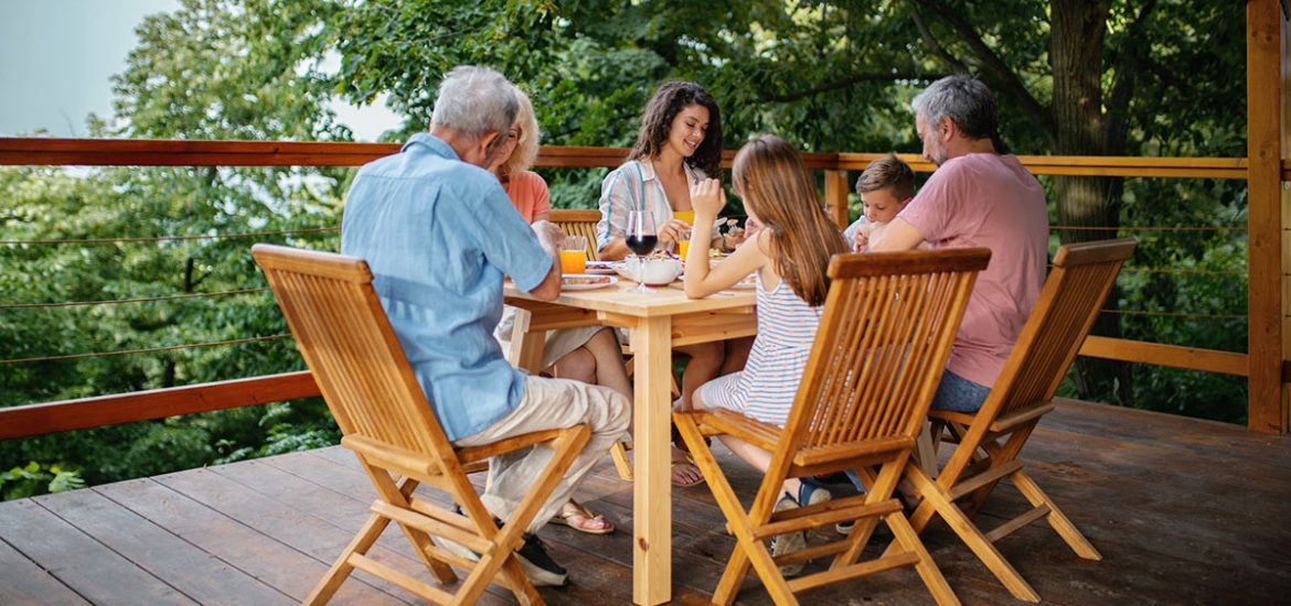 Come prolungare la vita dei tuoi arredi esterni con vernici e impregnanti