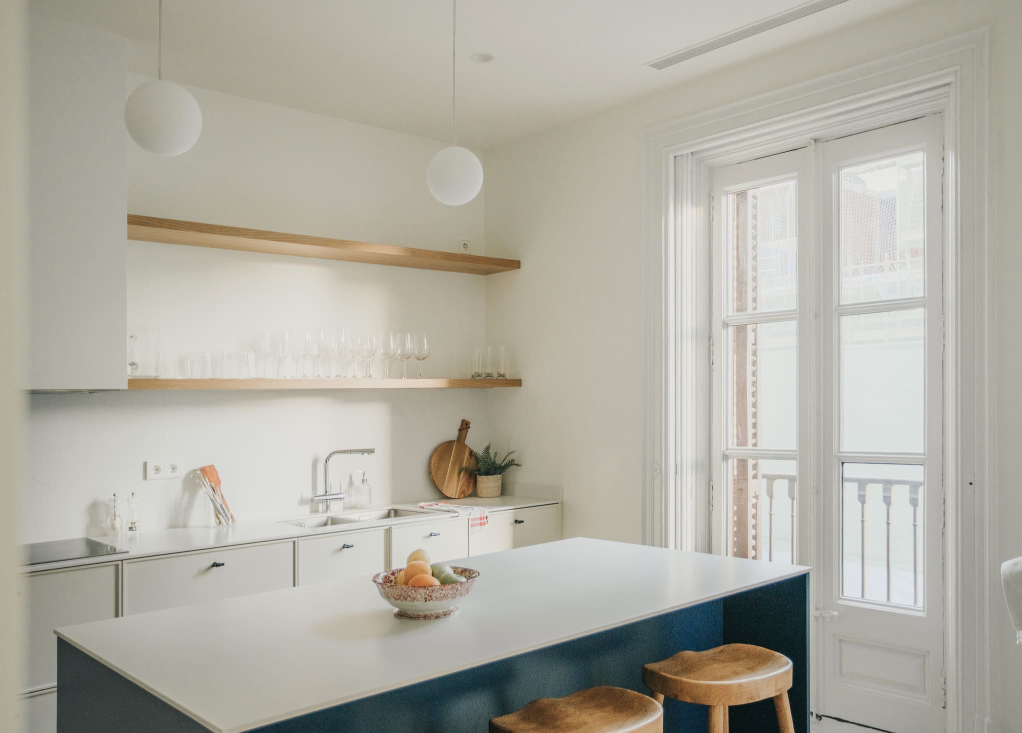 cucina-parete-bianco-MaxMeyer